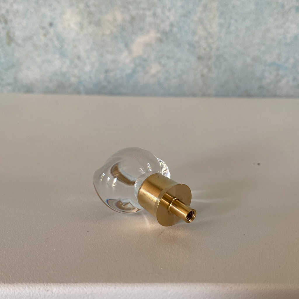 Tulipe knob with brass in clear glass